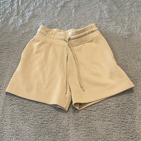 Lululemon Soft Ambitions High Rise Short 4"
Trench size 4 - Picture 1 of 7